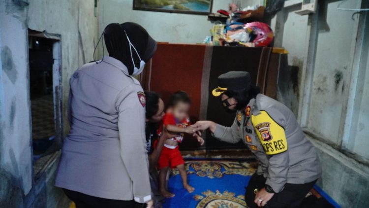 Bersama Polwan, Kapolres Banjar Jenguk Korban KDRT dan Berikan Trauma Healing