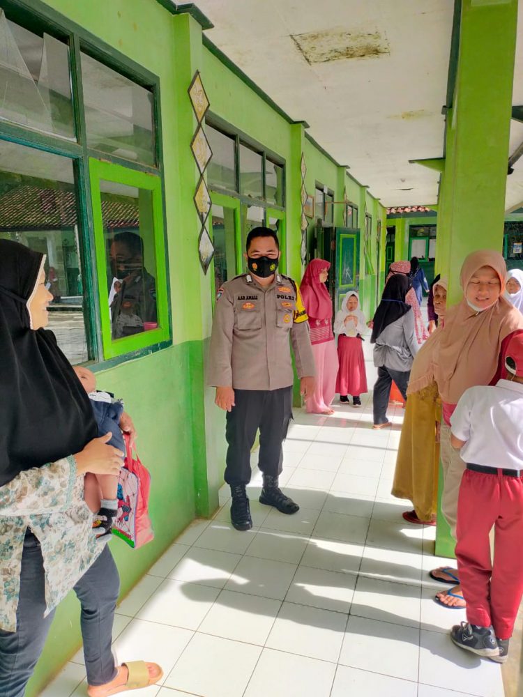 Polsek Cikoneng Lakukan Evaluasi Vaksinasi 6 – 11 Tahun di Gelar Sejumlah Sekolah Wilayah Cikoneng