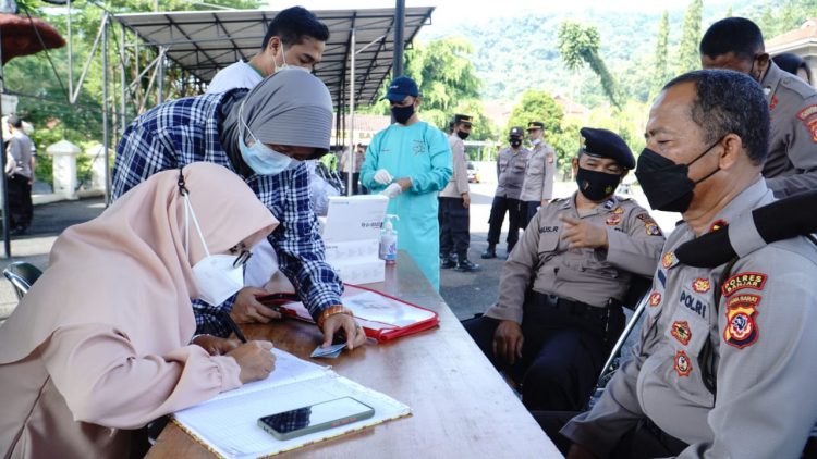 Polres Banjar Gelar Test Swab Untuk Tingkatkan Bebas Dari Covid – 19