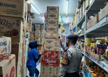 Satsamapta Polres ciamis Lakukan Pemantauan Minyak Goreng Dipasaran di Sebuah Minimarket