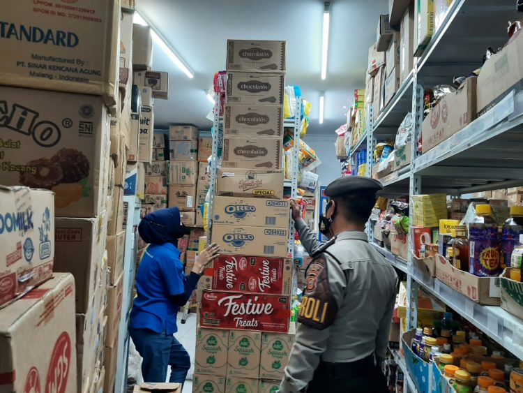 Satsamapta Polres ciamis Lakukan Pemantauan Minyak Goreng Dipasaran di Sebuah Minimarket