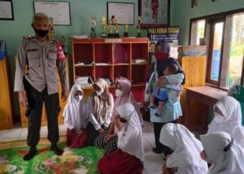 Kapolsek Cikoneng Lakukan Monitoring  Vaksinasi 6-11 Tahun di SDN 1 Dan 2 budiasih