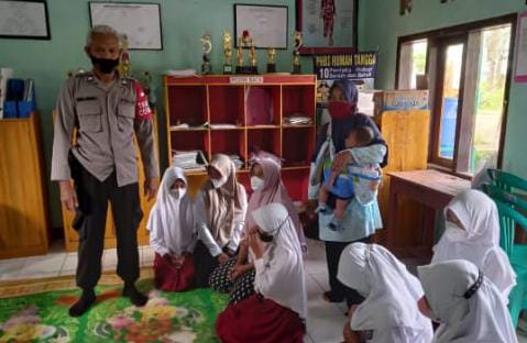 Kapolsek Cikoneng Lakukan Monitoring Vaksinasi 6-11 Tahun di SDN 1 Dan 2 budiasih