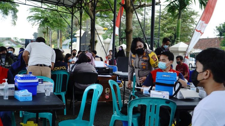 Vaksin di Polres Banjar Dapat Makanan dan Minuman Gratis