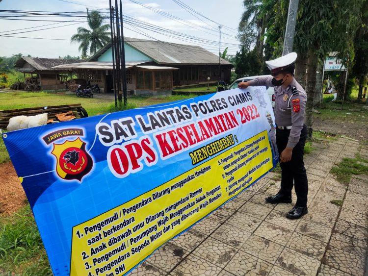 Satlantas Polres Ciamis Laksanakan Pemasangan Spanduk Operasi Keselamatan Lodaya 2022 Di Simpang Tiga Pahlawan