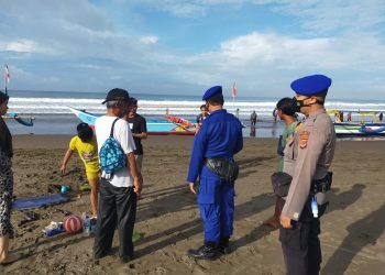 Sat Pol Airud Polres Ciamis Polda Jabar Lakukan Patroli Pengamanan Pantai Pangandaran