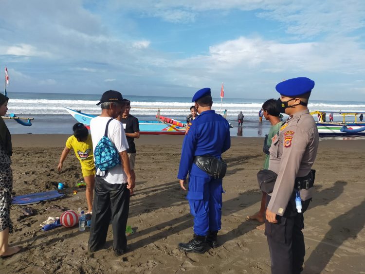 Sat Pol Airud Polres Ciamis Polda Jabar Lakukan Patroli Pengamanan Pantai Pangandaran