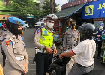 Dalam Ops Keselamatan Lodaya Tahun 2022, Polres Banjar Bagikan Masker kepada Pengguna Masyarakat