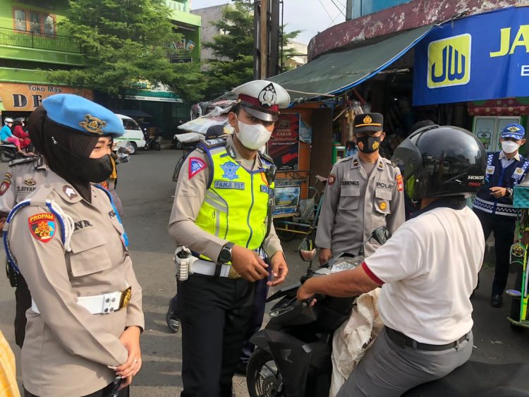 Dalam Ops Keselamatan Lodaya Tahun 2022, Polres Banjar Bagikan Masker kepada Pengguna Masyarakat