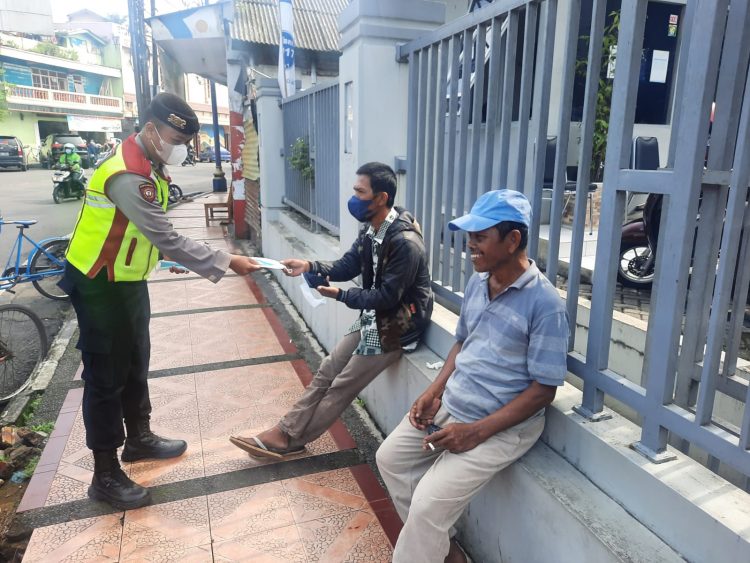 Disiplinkan prokes, Polres Banjar bagikan masker gratis.