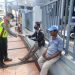 Disiplinkan prokes, Polres Banjar bagikan masker gratis.