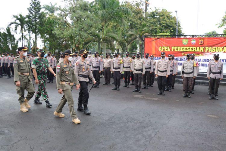 Kapolres Ciamis Bersama Dandim 0613 Ciamis Mengikuti Apel Pasukan Pengamanan Pilkades Serentak 2022