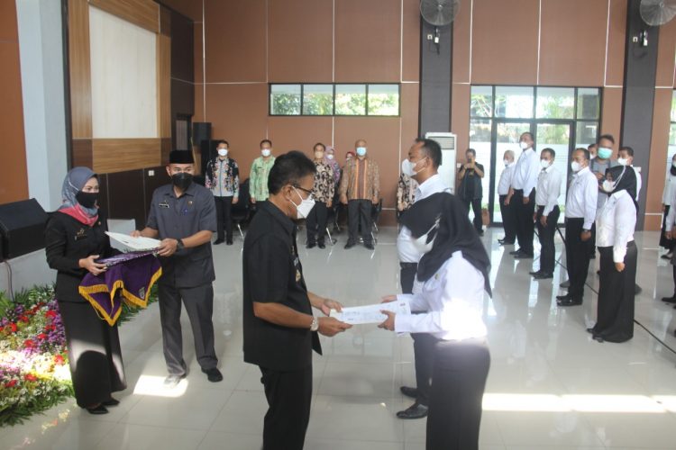 Bupati Ciamis Serahkan 960 SK Guru PPPK Tahap 1 Formasi Tahun 2021