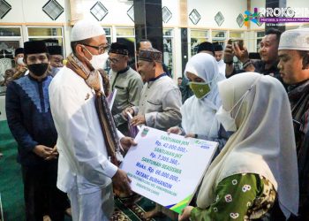 Bupati Ciamis Serahkan Insentif Bagi Ketua RT/RW Guru Diniyah dan Imam Masjid senilai 2,2 Milyar