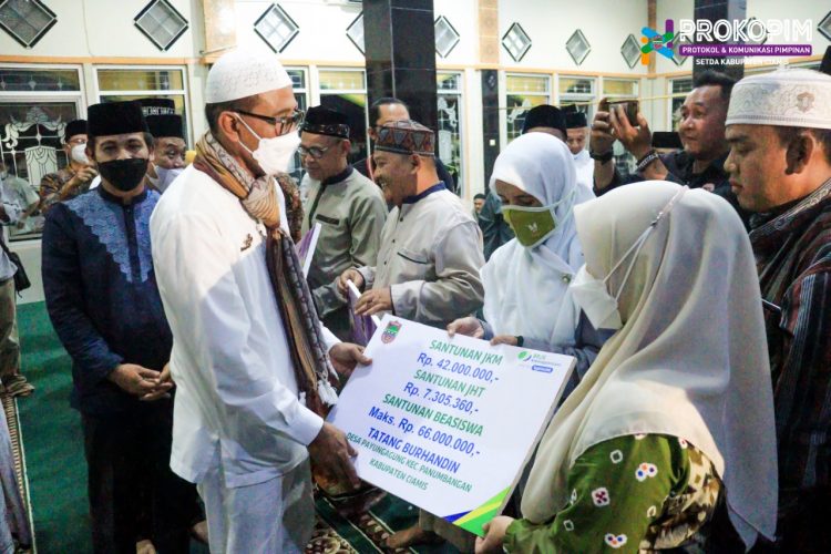 Bupati Ciamis Serahkan Insentif Bagi Ketua RT/RW Guru Diniyah dan Imam Masjid senilai 2,2 Milyar