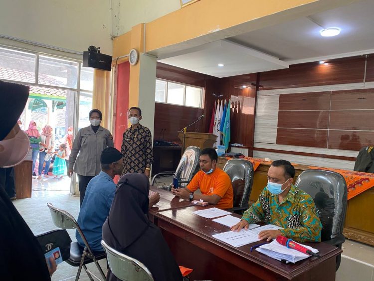 Guna Berikan Rasa Aman Personel Polsek Ciamis Lakukan Monitoring Pengamanan Penyaluran BLT di Desa Mekarjadi