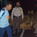 Personel Polsek Cikoneng Polres Ciamis Bersama Masyarakat Lakukan Evakuasi Material Bencana Longsor