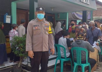 Personel Polres Ciamis Polda Jabar Giat Monitoring Vaksinasi Dan Penyaluran BLT Minyak Goreng