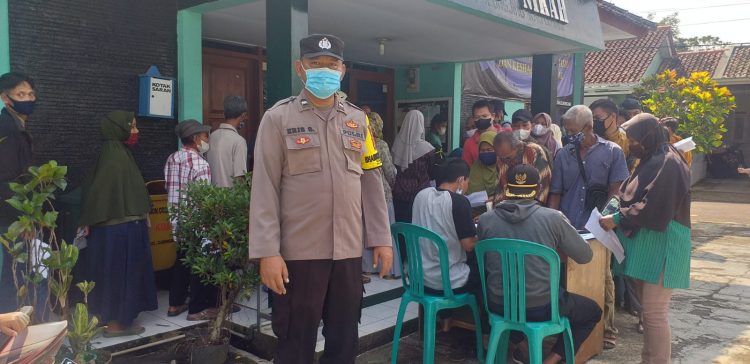 Personel Polres Ciamis Polda Jabar Giat Monitoring Vaksinasi Dan Penyaluran BLT Minyak Goreng
