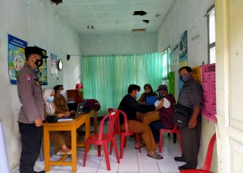Personel Polsek Cipaku Polres Ciamis Lakukan Monitoring Penyaluran Bansos Dan Program Subsidi Minyak Goreng