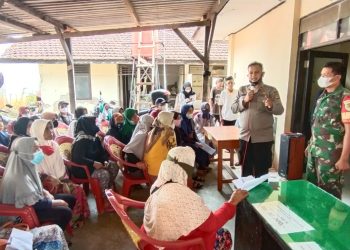 Polres Ciamis Polda Jabar Salurkan Bantuan Tunai Pedagang Kaki Lima Warung Nelayan (BT- PKL-WN) di Wilkum Polsek Pamarican