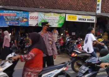 Personel Polsek Cipaku Polres Ciamis Lakukan Pengamanan Atur Arus Lalulintas Selama Ops Ketupat Lodaya 2022