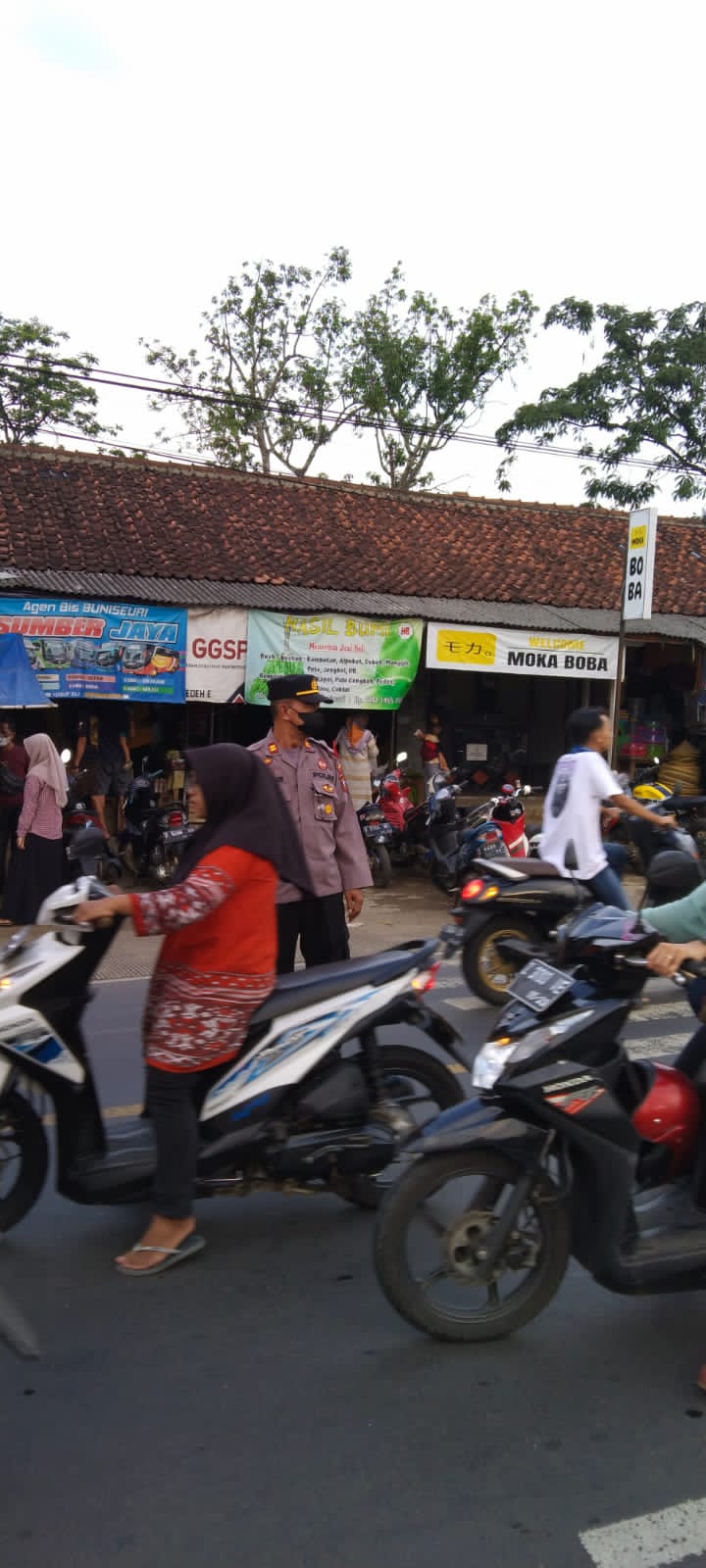 Personel Polsek Cipaku Polres Ciamis Lakukan Pengamanan Atur Arus Lalulintas Selama Ops Ketupat Lodaya 2022
