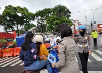 Polwan Polres Ciamis Bagikan Bingkisan Kepada Para Pedagang Asongan Dan Warga Pengendara Yang Melintas