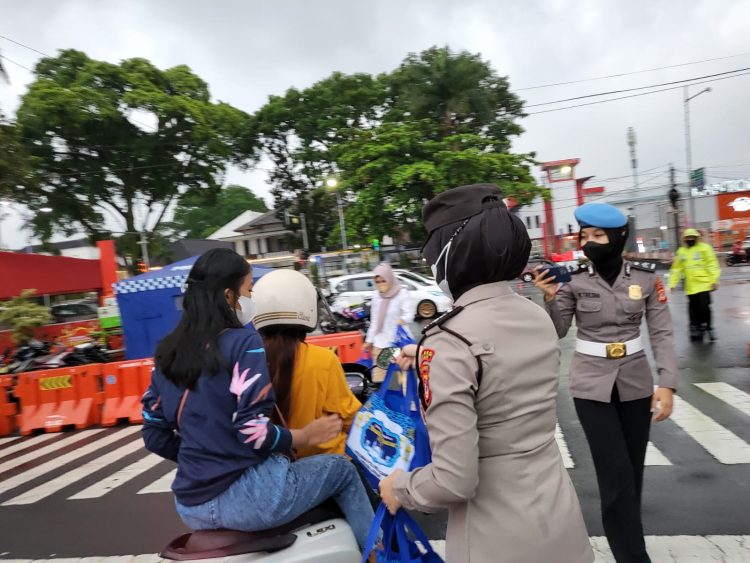 Polwan Polres Ciamis Bagikan Bingkisan Kepada Para Pedagang Asongan Dan Warga Pengendara Yang Melintas