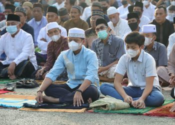 Kapolres Ciamis AKBP Tony Prasetyo Yudhangkoro SH S.I.K, M.T. Laksanakan Sholat Idul Fitri di Halaman Mapolres Ciamis