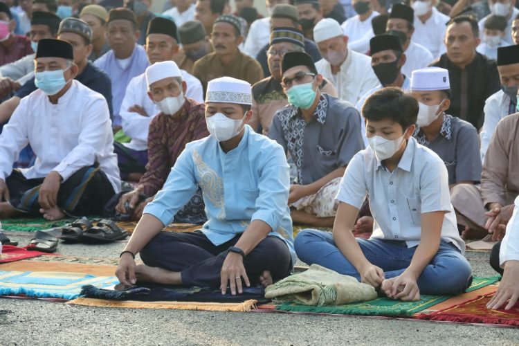 Kapolres Ciamis AKBP Tony Prasetyo Yudhangkoro SH S.I.K, M.T. Laksanakan Sholat Idul Fitri di Halaman Mapolres Ciamis