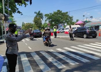 Personel Pos Terpadu Ops Ketupat Lodaya 2022 Lakukan Pengaturan Arus Lalin Kawasan Alun-Alun Ciamis