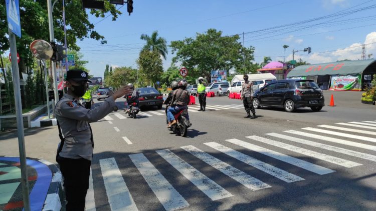 Personel Pos Terpadu Ops Ketupat Lodaya 2022 Lakukan Pengaturan Arus Lalin Kawasan Alun-Alun Ciamis
