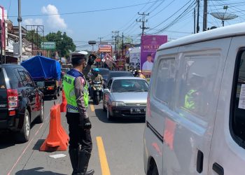 Personel Polres Ciamis Laksanakan Pengaturan Arus Lalin di Pos Pam Sindangkasih