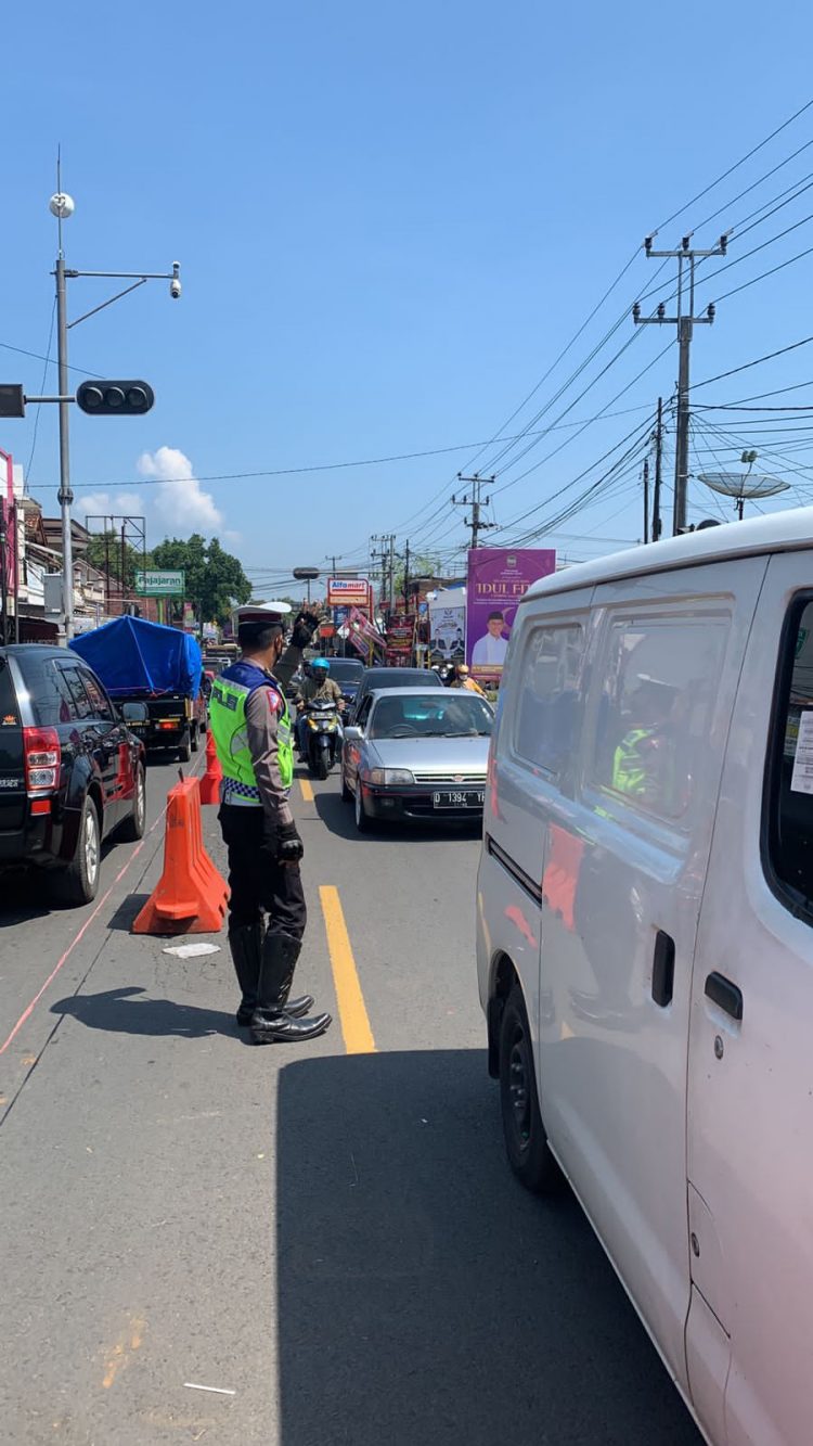 Personel Polres Ciamis Laksanakan Pengaturan Arus Lalin di Pos Pam Sindangkasih