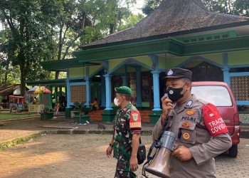 Personel Pelayanan Ops Ketupat Lodaya 2022 Himbau Warga Kawasan Obwis Situs Ciung Wanara Karangkamulyan