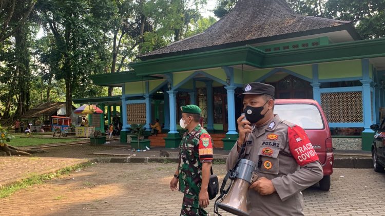 Personel Pelayanan Ops Ketupat Lodaya 2022 Himbau Warga Kawasan Obwis Situs Ciung Wanara Karangkamulyan