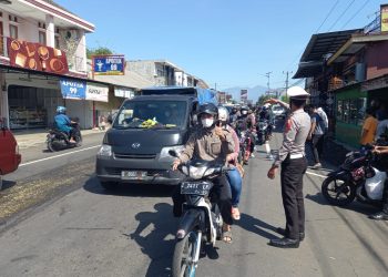 Tim Urai Kemacetan Satlantas Polres Ciamis Giat Pengaturan Disimpang Tiga Kujang Cikoneng