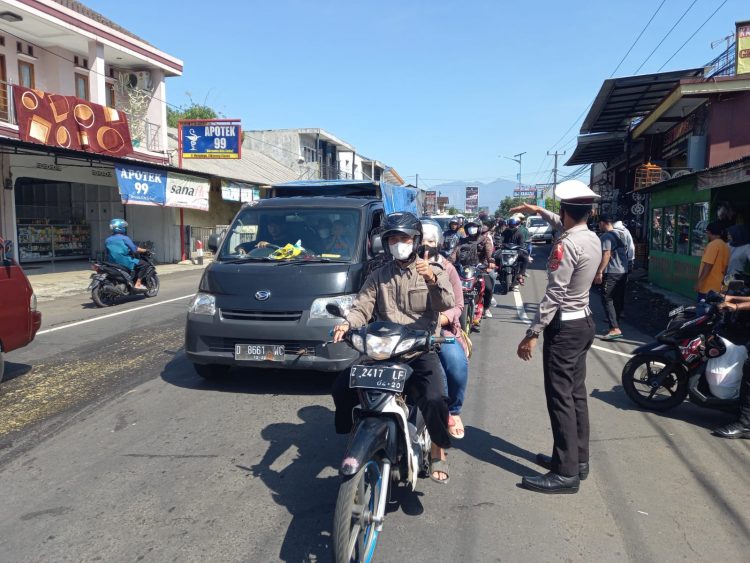 Tim Urai Kemacetan Satlantas Polres Ciamis Giat Pengaturan Disimpang Tiga Kujang Cikoneng