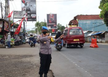 Personel Pos Pam Ops Ketupat Lodaya 2022 Cisaga Polres Ciamis Lakukan Pengamanan Atur Arus Mudik di Simpang Tiga Cisaga