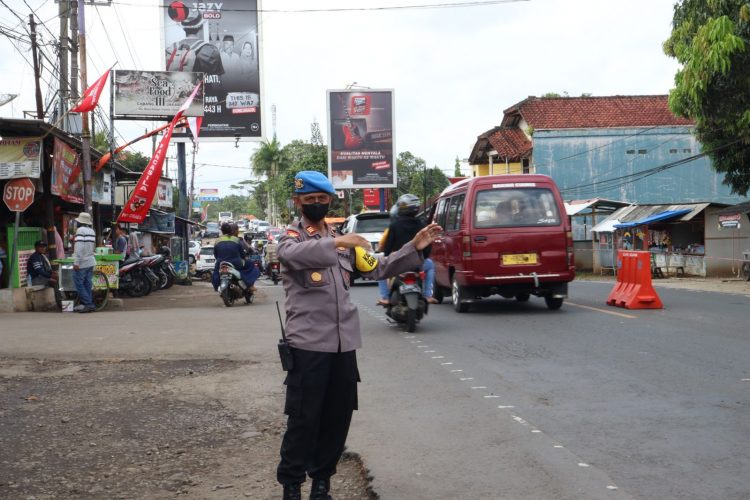 Personel Pos Pam Ops Ketupat Lodaya 2022 Cisaga Polres Ciamis Lakukan Pengamanan Atur Arus Mudik di Simpang Tiga Cisaga