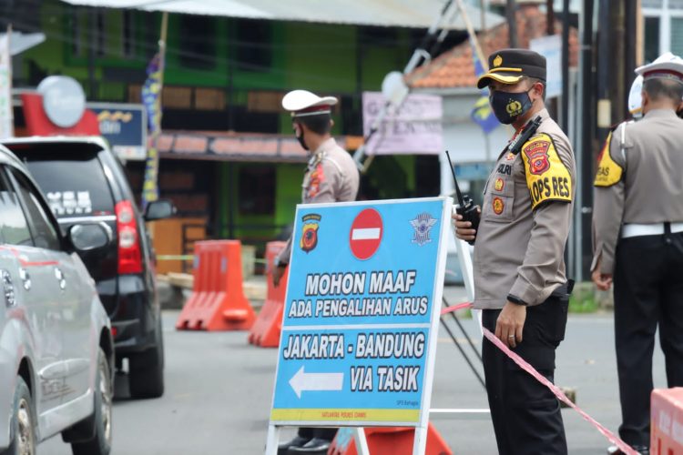 Kapolres Ciamis AKBP Tony Prasetyo Yudhangkoro SH S.I.K, M.T. Pantau Langsung Situasi Arus Lalin Diwilayah Simpang Tiga Bahagia Sindangkasih