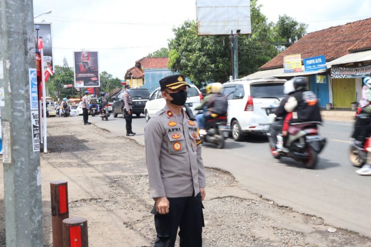 Wakapolres Ciamis Kompol Apri Rahman SE. Tinjau Arus Lalin Kawasan Simpang Tiga Cisaga
