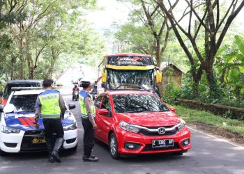 Tim Urai Kemacetan Satlantas Polres Ciamis Atur Lalin Dikawasan Tanjakan Batununggul Cisaga
