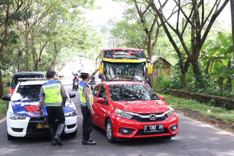 Tim Urai Kemacetan Satlantas Polres Ciamis Atur Lalin Dikawasan Tanjakan Batununggul Cisaga