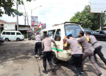 Personel Pos Pam Cisaga Bantu Pengendara Umum Yang Mogok