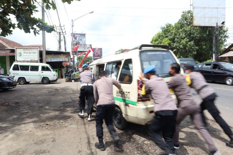 Personel Pos Pam Cisaga Bantu Pengendara Umum Yang Mogok