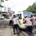 Personel Pos Pam Cisaga Bantu Pengendara Umum Yang Mogok