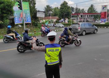 Personel Pos Pelayanan Cihaurbeuti Giat Pengamanan Atur Lalin Ops Ketupat Lodaya 2022