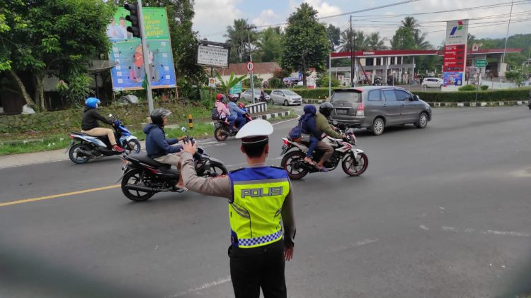 Personel Pos Pelayanan Cihaurbeuti Giat Pengamanan Atur Lalin Ops Ketupat Lodaya 2022